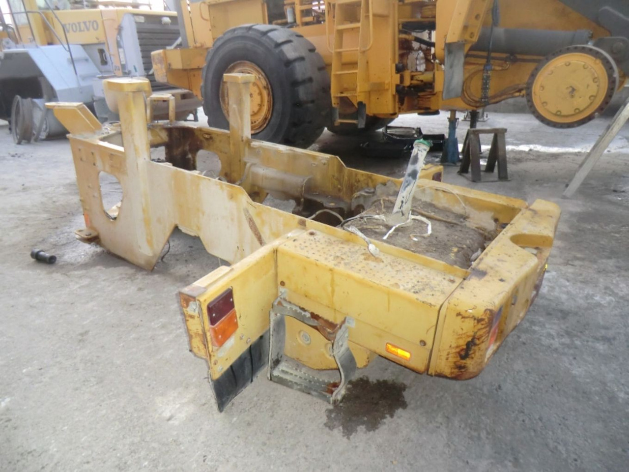 Caterpillar 928G TELAIO POSTERIORE COMPLETO DI SERBATOIO GASOLIO E CONTRAPPESI LATERALI - Palivová nádrž pro Stavební technika: obrázek 3 Caterpillar 928G TELAIO POSTERIORE COMPLETO DI SERBATOIO GASOLIO E CONTRAPPESI LATERALI - Palivová nádrž pro Stavební technika: obrázek 3
