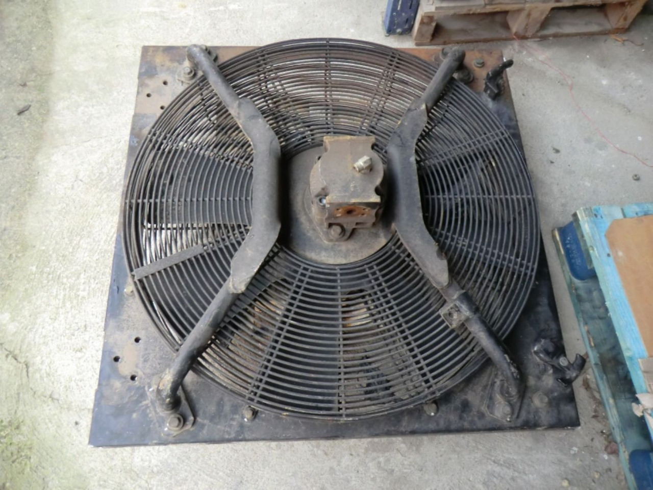 Caterpillar 963D GRIGLIA CON VENTOLA COMPLETA DI POMPA VENTOLA - Ventilátor pro Stavební technika: obrázek 1 Caterpillar 963D GRIGLIA CON VENTOLA COMPLETA DI POMPA VENTOLA - Ventilátor pro Stavební technika: obrázek 1