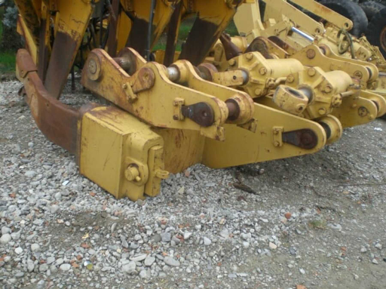 Caterpillar D9G D9H ripper parallelogramma a 3 posizioni, 4 cilindri, con 3 denti (uno mancante), compreso di supporto. - Rozrývač pro Stavební technika: obrázek 1 Caterpillar D9G D9H ripper parallelogramma a 3 posizioni, 4 cilindri, con 3 denti (uno mancante), compreso di supporto. - Rozrývač pro Stavební technika: obrázek 1