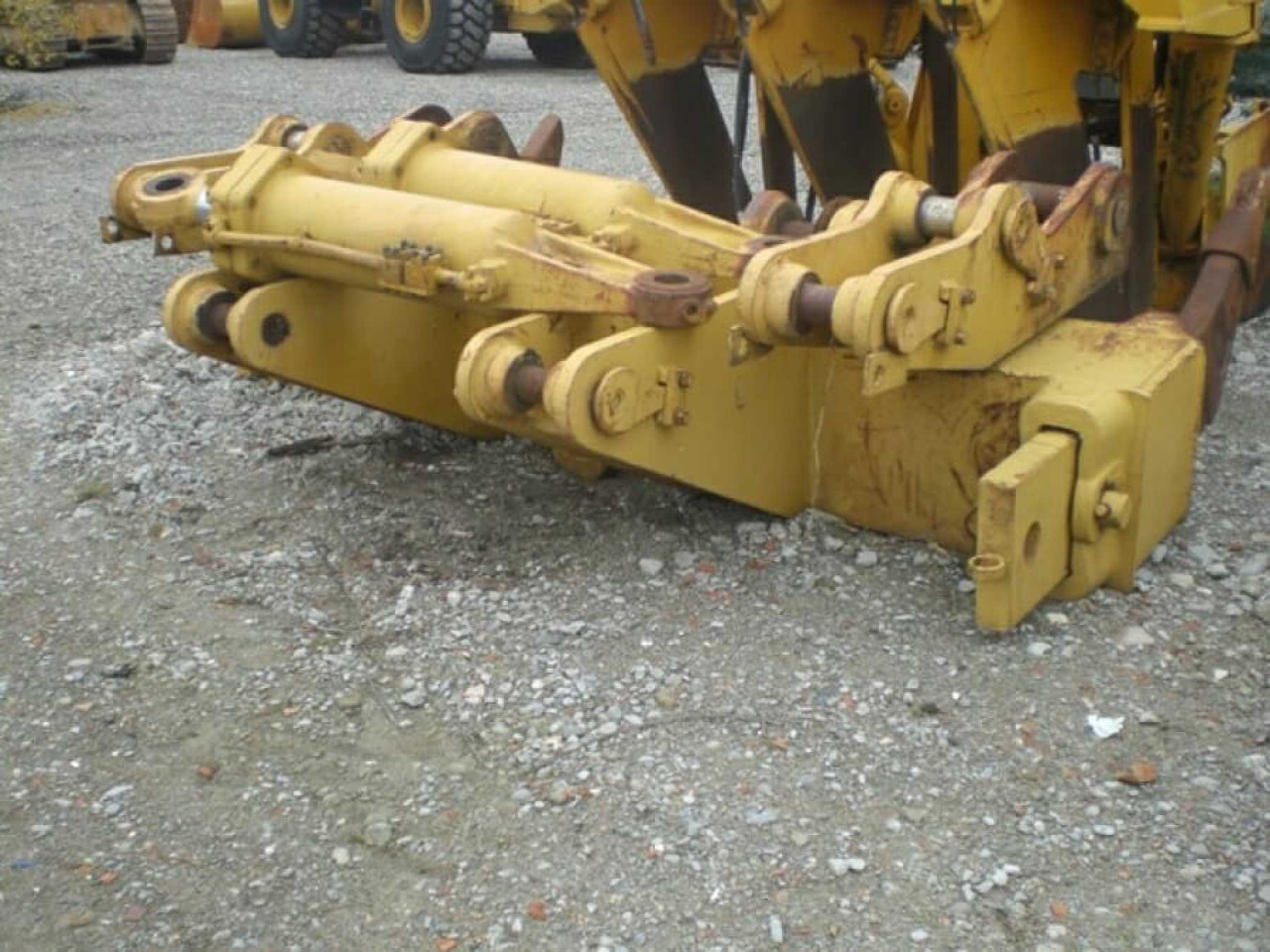 Caterpillar D9G D9H ripper parallelogramma a 3 posizioni, 4 cilindri, con 3 denti (uno mancante), compreso di supporto. - Rozrývač pro Stavební technika: obrázek 2 Caterpillar D9G D9H ripper parallelogramma a 3 posizioni, 4 cilindri, con 3 denti (uno mancante), compreso di supporto. - Rozrývač pro Stavební technika: obrázek 2
