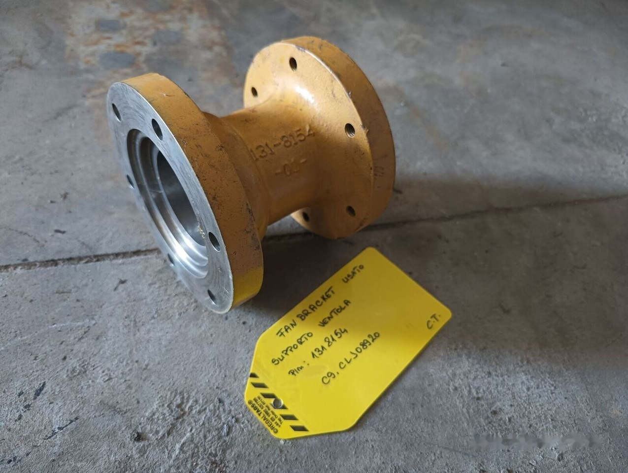 Fan BRACKET 1318154 for construction equipment - Hlava pro Stavební technika: obrázek 1 Fan BRACKET 1318154 for construction equipment - Hlava pro Stavební technika: obrázek 1