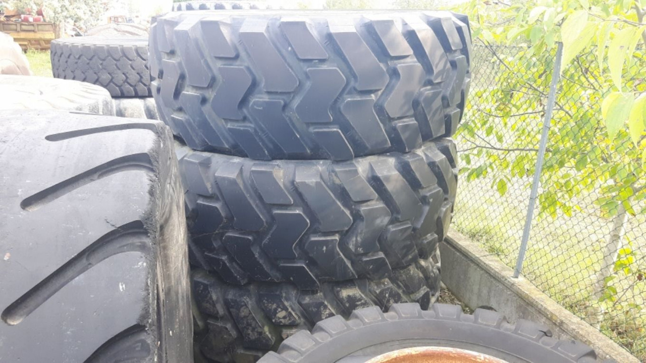 MICHELIN 29/5R35 Pneumatici 29.5R35 in buone condizioni - Pneumatiky pro Stavební technika: obrázek 1 MICHELIN 29/5R35 Pneumatici 29.5R35 in buone condizioni - Pneumatiky pro Stavební technika: obrázek 1