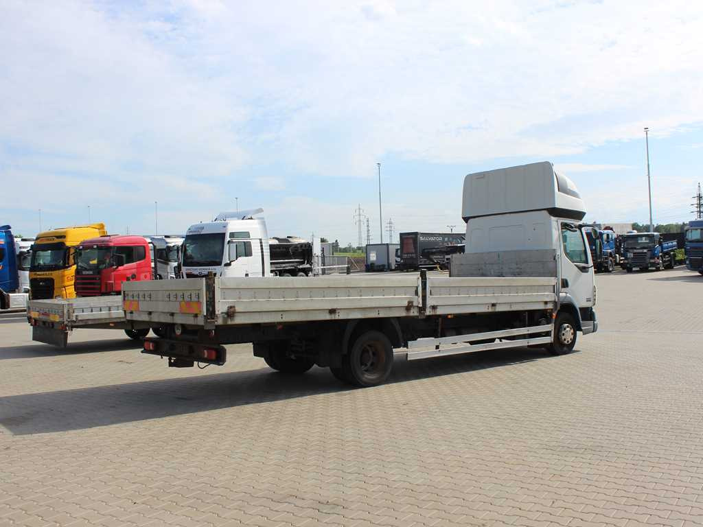 DAF LF 45.180, SLEEPING BODY, EURO 3, TIRES 80% - Nákladní automobil valníkový/ Plošinový: obrázek 4 DAF LF 45.180, SLEEPING BODY, EURO 3, TIRES 80% - Nákladní automobil valníkový/ Plošinový: obrázek 4