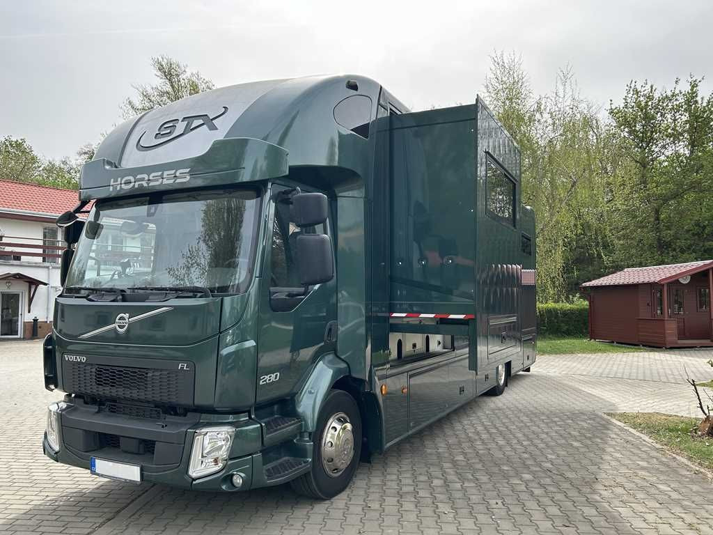Volvo STX FL, 6 PEOPLE, 5 HORSES, CAMERA, 2X TAIL LIFT - Auto na přepravu koní: obrázek 1 Volvo STX FL, 6 PEOPLE, 5 HORSES, CAMERA, 2X TAIL LIFT - Auto na přepravu koní: obrázek 1