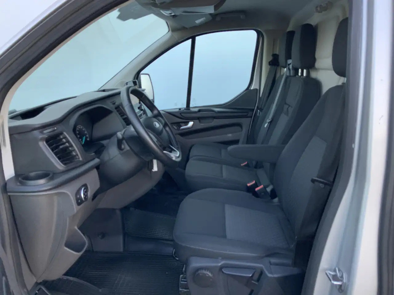 Ford Transit Custom 300 2.0 TDCI L1H1 Limited Airco Cruise Camera 3 Zi - Furgon: obrázek 4 Ford Transit Custom 300 2.0 TDCI L1H1 Limited Airco Cruise Camera 3 Zi - Furgon: obrázek 4