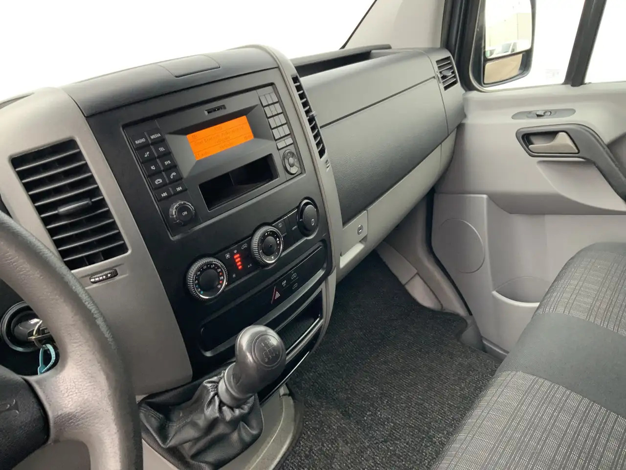 Mercedes-Benz Sprinter 311 2.2 CDI 366 L2H1 Airco 3 Zits Opstap& Trekhaak - Furgon: obrázek 5 Mercedes-Benz Sprinter 311 2.2 CDI 366 L2H1 Airco 3 Zits Opstap& Trekhaak - Furgon: obrázek 5