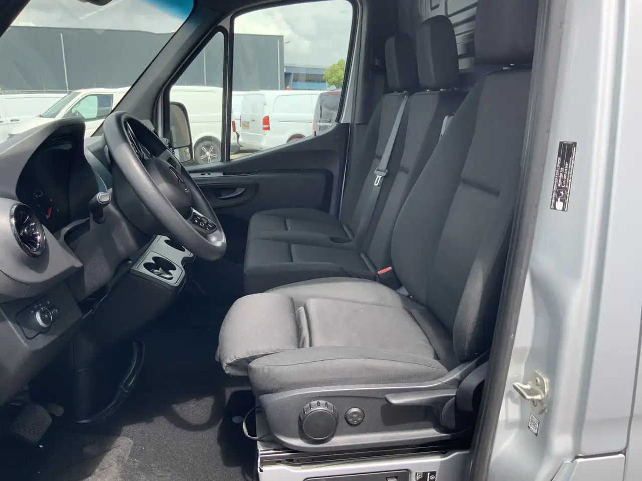 Mercedes-Benz Sprinter 315 1.9 CDI L2H2 Automaat 3 Zits Airco Navi Camera - Furgon: obrázek 5 Mercedes-Benz Sprinter 315 1.9 CDI L2H2 Automaat 3 Zits Airco Navi Camera - Furgon: obrázek 5