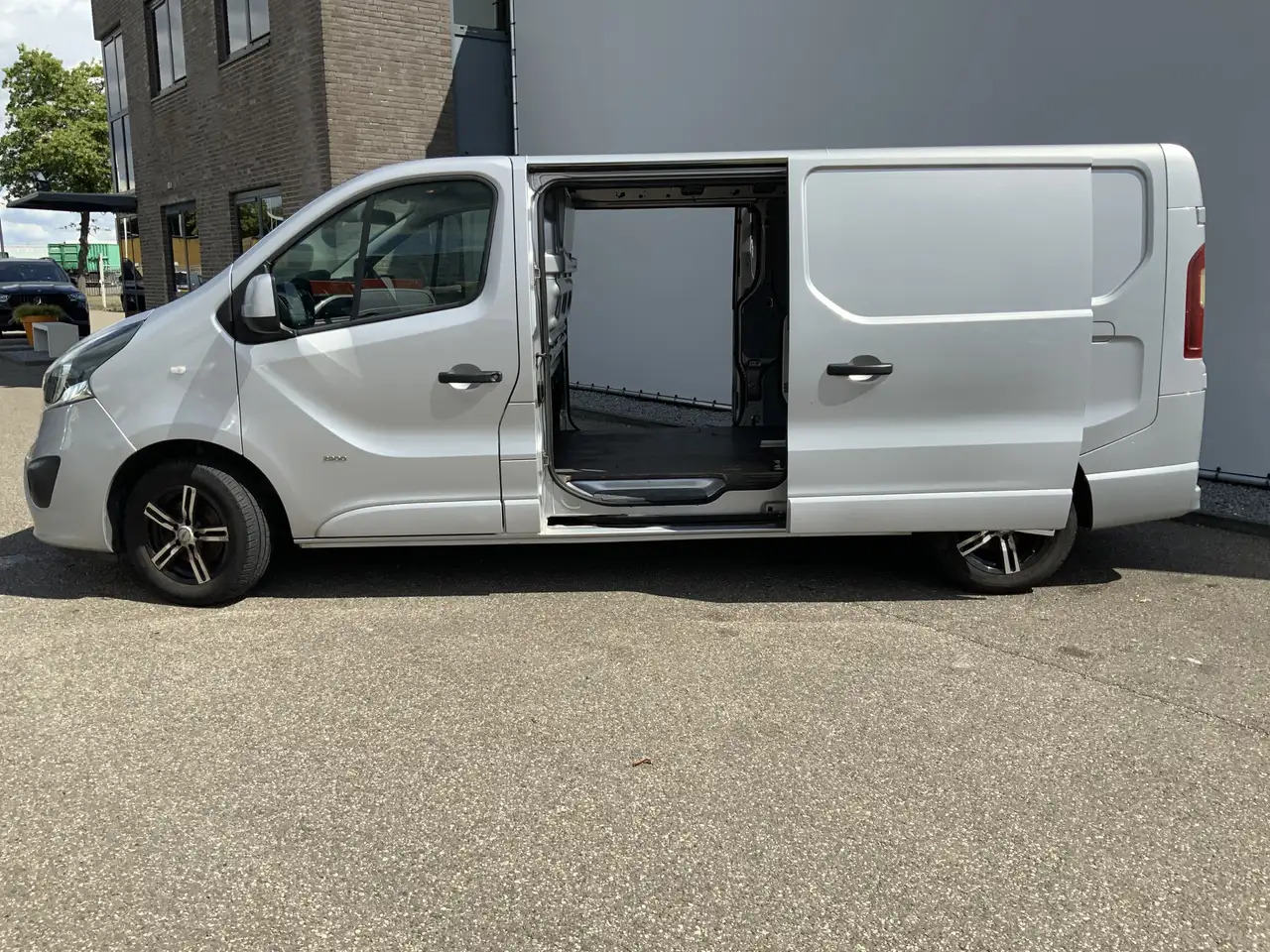 Opel Vivaro 1.6 CDTI L2H1 Sport EcoFlex (MOTOR DEFECT !!!!)Air - Furgon: obrázek 4 Opel Vivaro 1.6 CDTI L2H1 Sport EcoFlex (MOTOR DEFECT !!!!)Air - Furgon: obrázek 4