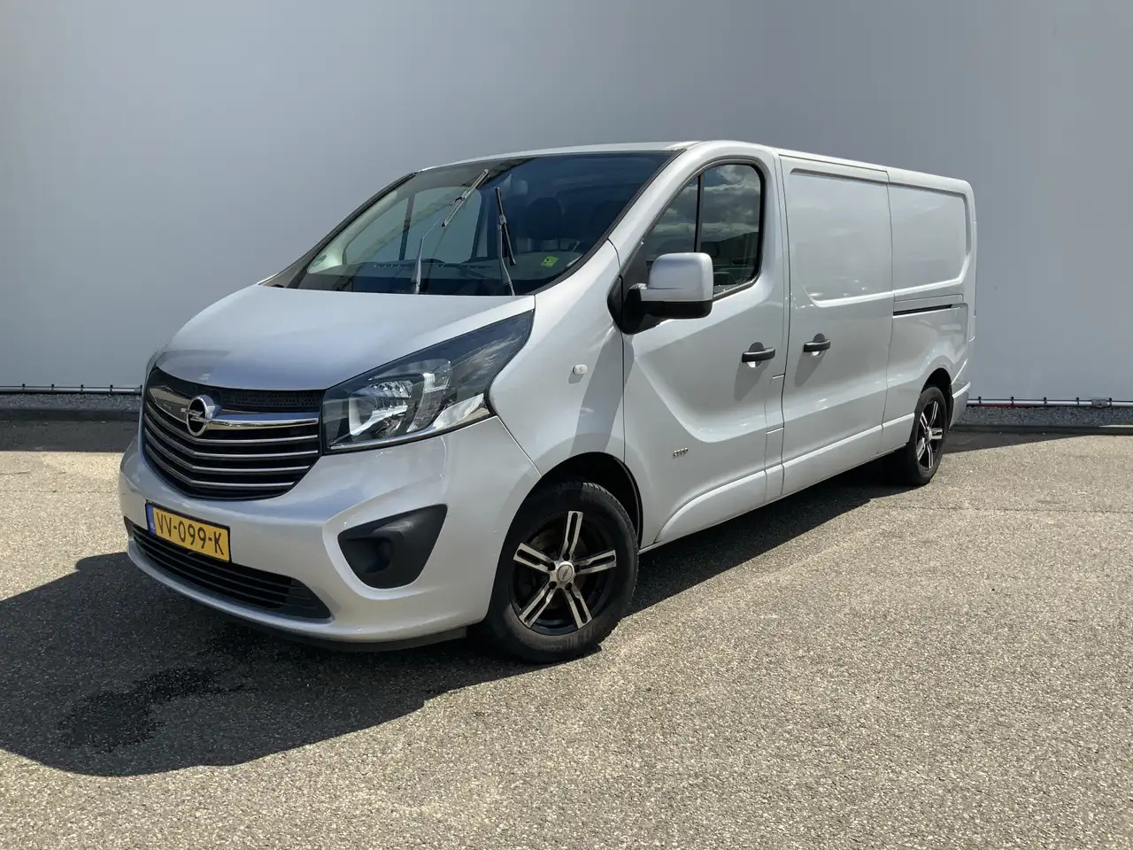 Opel Vivaro 1.6 CDTI L2H1 Sport EcoFlex (MOTOR DEFECT !!!!)Air - Furgon: obrázek 1 Opel Vivaro 1.6 CDTI L2H1 Sport EcoFlex (MOTOR DEFECT !!!!)Air - Furgon: obrázek 1