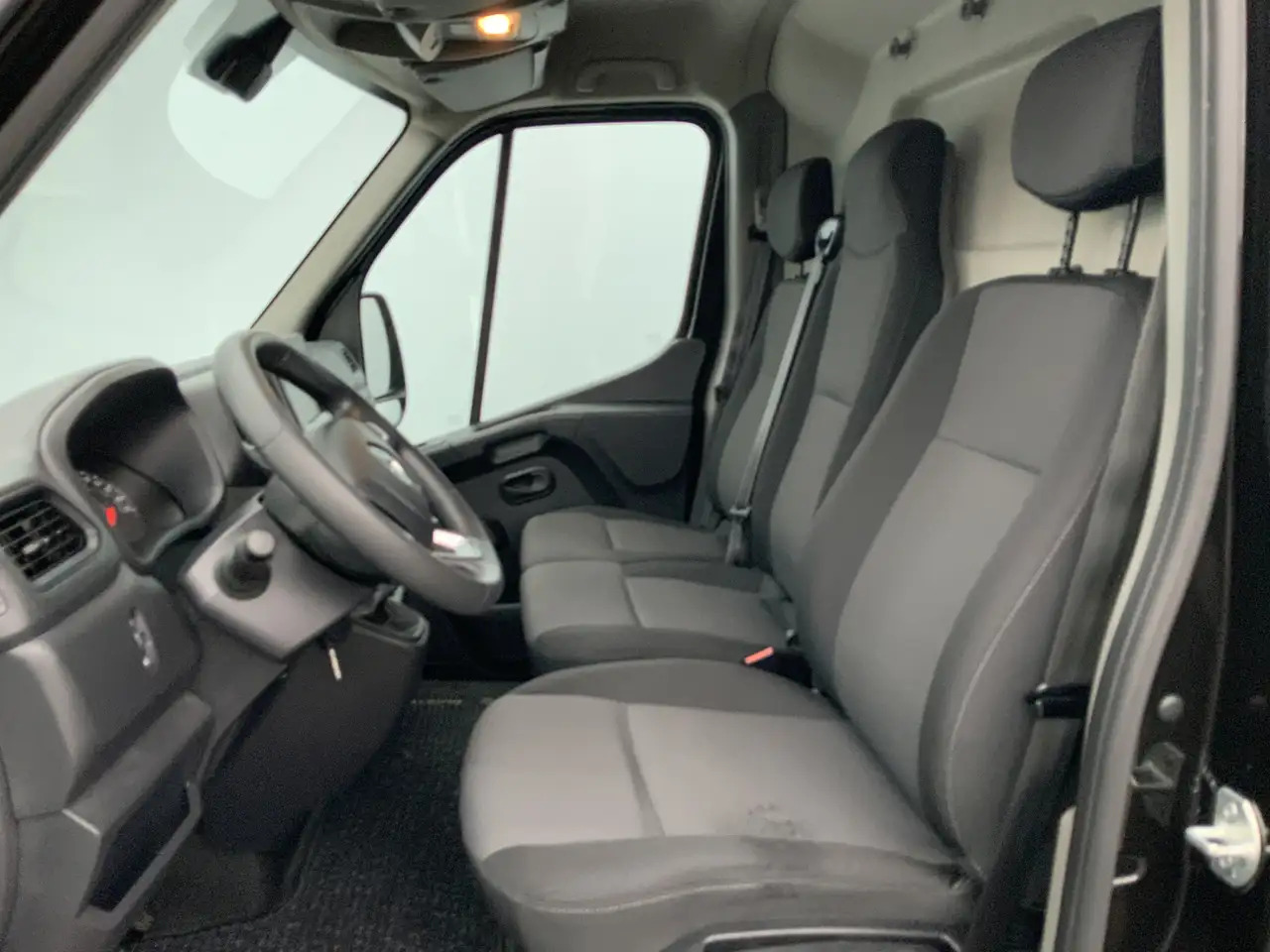 Renault Master T35 2.3 dCi 150 L2H2 Airco Cruise Camera 3 Zits Na - Furgon: obrázek 4 Renault Master T35 2.3 dCi 150 L2H2 Airco Cruise Camera 3 Zits Na - Furgon: obrázek 4