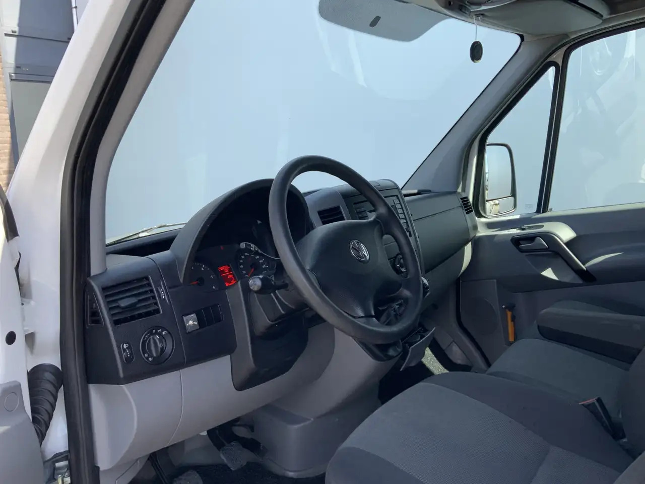 Volkswagen Crafter 35 2.0 TDI L1H1 Airco Cruise 3 Zits Trekhaak 2000 - Furgon: obrázek 5 Volkswagen Crafter 35 2.0 TDI L1H1 Airco Cruise 3 Zits Trekhaak 2000 - Furgon: obrázek 5