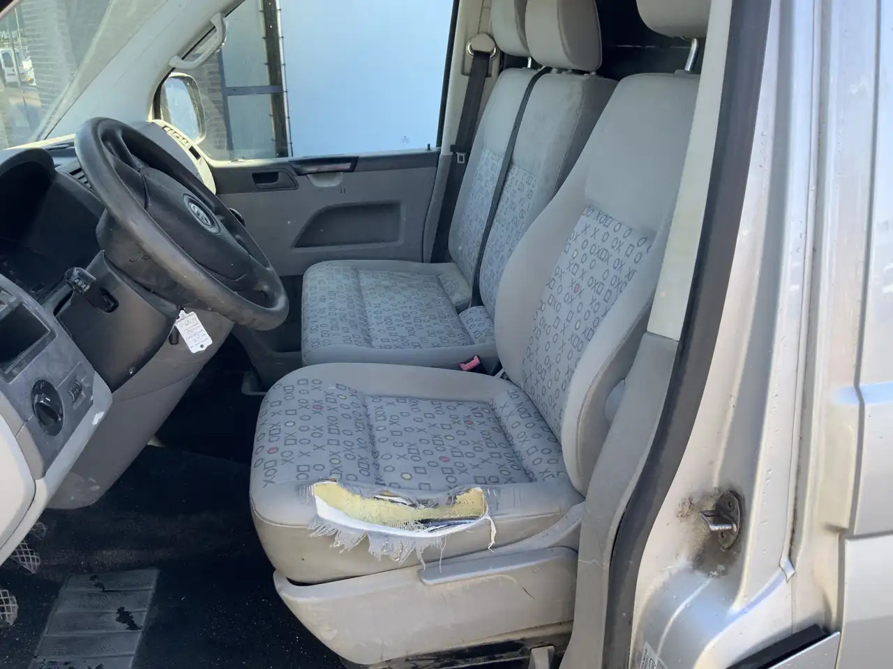Volkswagen T5 Transporter 1.9 TDI 340 MHD (Versnellingsbak Defekt !!)Airco 3 - Furgon: obrázek 2 Volkswagen T5 Transporter 1.9 TDI 340 MHD (Versnellingsbak Defekt !!)Airco 3 - Furgon: obrázek 2
