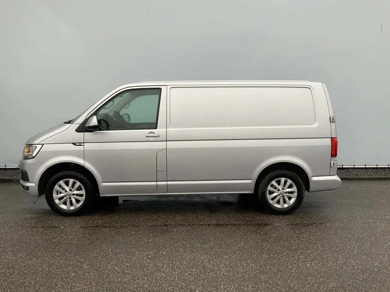 Volkswagen T6 Transporter 2.0 TDI L1H1 Highline Airco Cruise Alu Velg( R Por - Furgon: obrázek 3 Volkswagen T6 Transporter 2.0 TDI L1H1 Highline Airco Cruise Alu Velg( R Por - Furgon: obrázek 3