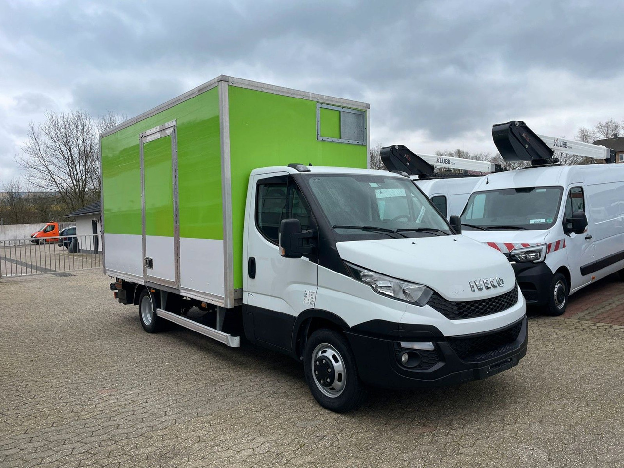 Iveco Daily 35C15 Koffer 4.2m Ladebordwand - Dodávka skřín: obrázek 2 Iveco Daily 35C15 Koffer 4.2m Ladebordwand - Dodávka skřín: obrázek 2