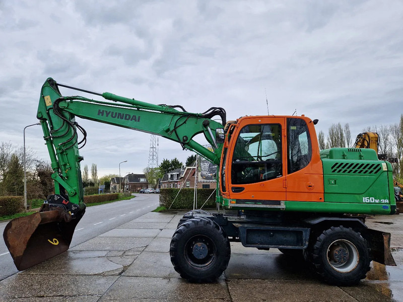 Hyundai Robex 160W-9A met 6-cilinder Cummins motor - Kolesové rýpadlo: obrázek 1 Hyundai Robex 160W-9A met 6-cilinder Cummins motor - Kolesové rýpadlo: obrázek 1