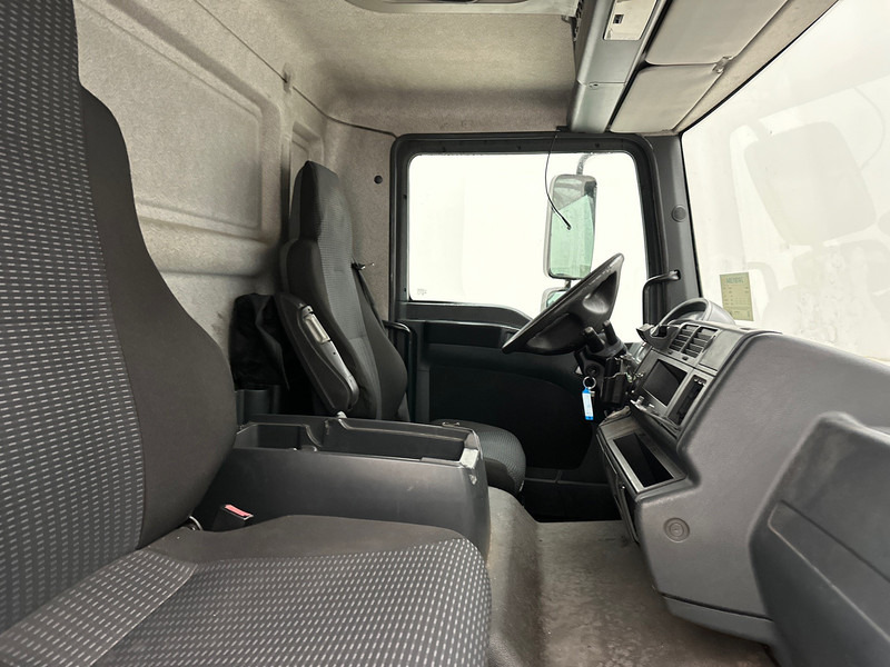 Interior photo 1: Chladírenský nákladní automobil MAN TGM 18.250