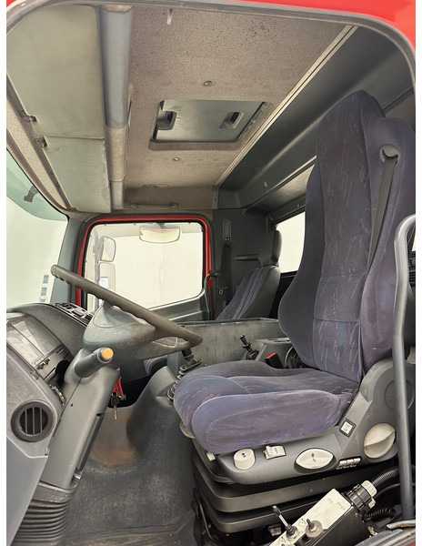 Interior photo 1: Hákový nosič kontejnerů Mercedes-Benz Atego 1828