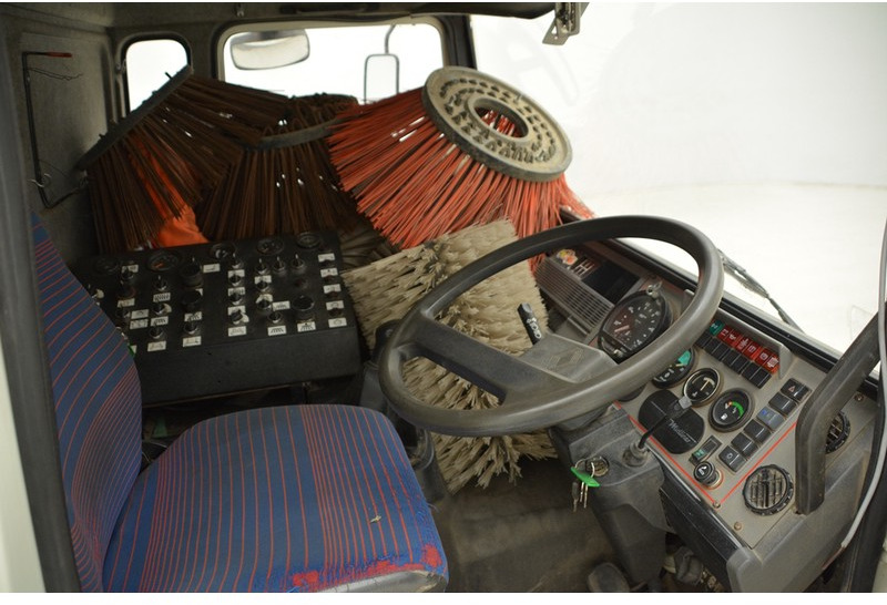 Zametací vůz Renault Midliner S150 - RHD: obrázek 8 Zametací vůz Renault Midliner S150 - RHD: obrázek 8