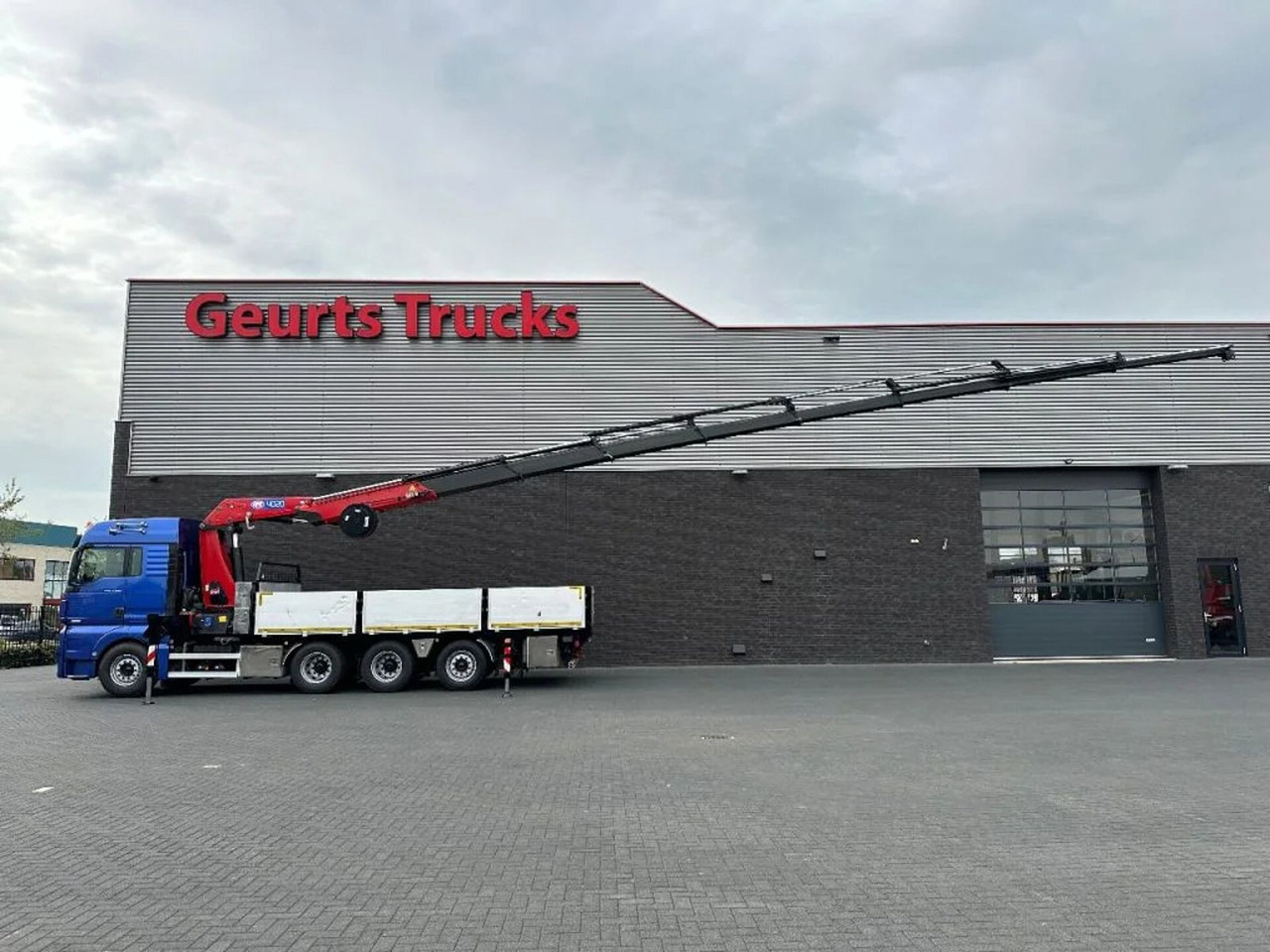 MAN TGX 33.560 8X4 TRIDEM + HMF 4020-K8 KRAAN/KRAN/C - Auto s hydraulickou rukou: obrázek 4 MAN TGX 33.560 8X4 TRIDEM + HMF 4020-K8 KRAAN/KRAN/C - Auto s hydraulickou rukou: obrázek 4