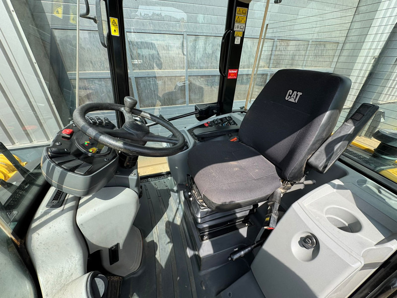 Kolový nakladač Caterpillar 908M: obrázek 20 Kolový nakladač Caterpillar 908M: obrázek 20