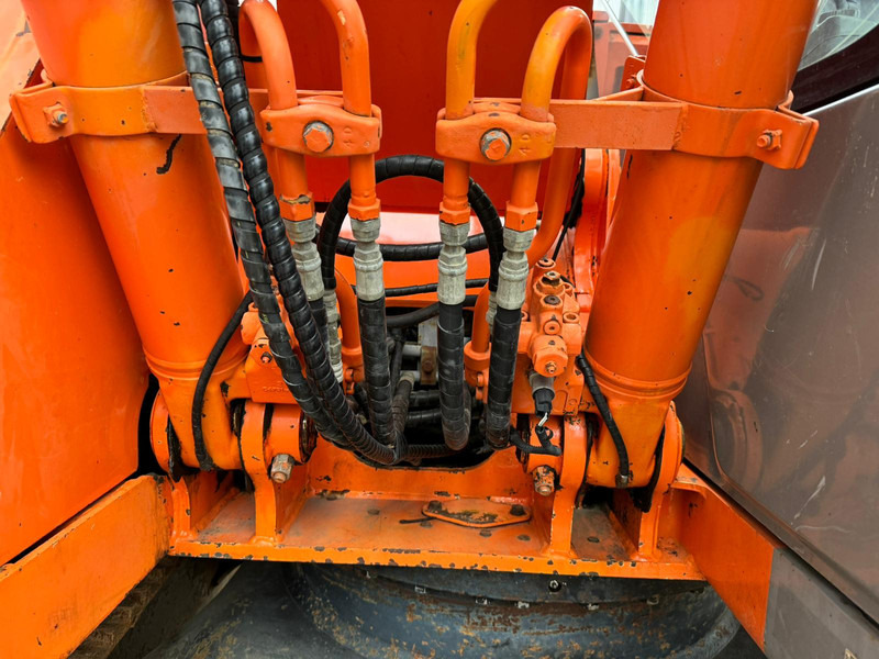 Pásové rýpadlo Hitachi ZX135US: obrázek 14