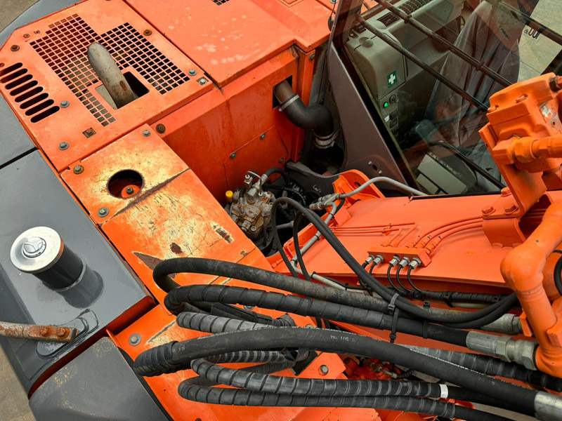 Pásové rýpadlo Hitachi ZX135US: obrázek 20
