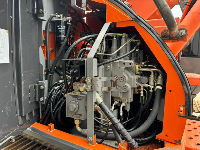 Pásové rýpadlo Hitachi ZX135US: obrázek 17