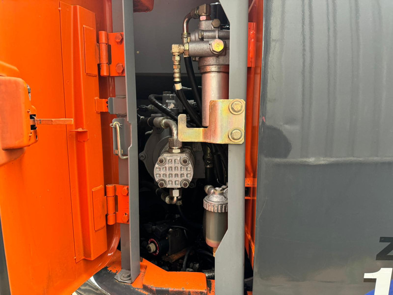 Pásové rýpadlo Hitachi ZX135US: obrázek 15