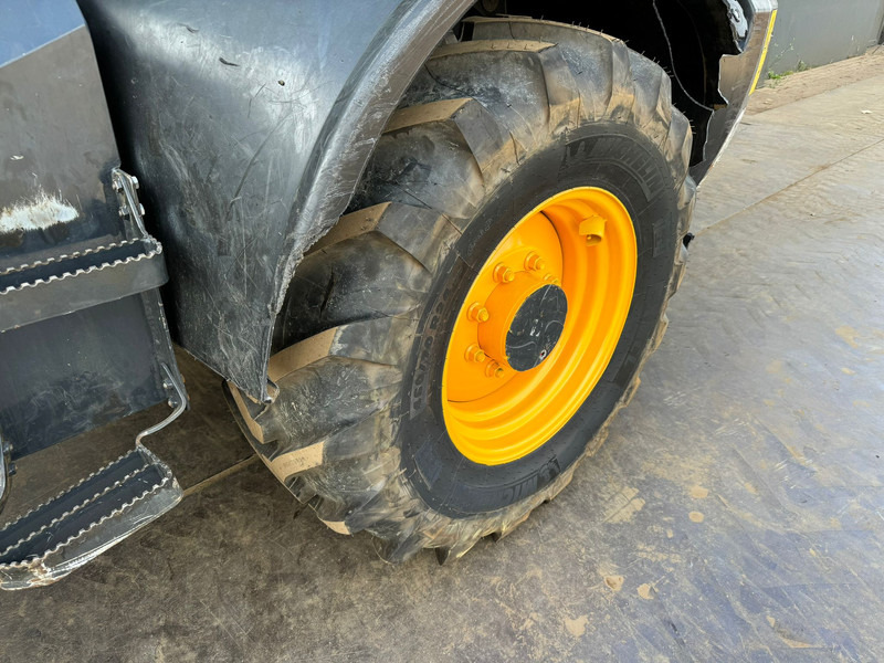 Kolový nakladač Komatsu WA100M-8EO - New Tires: obrázek 11