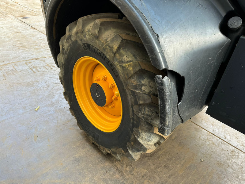 Kolový nakladač Komatsu WA100M-8EO - New Tires: obrázek 12