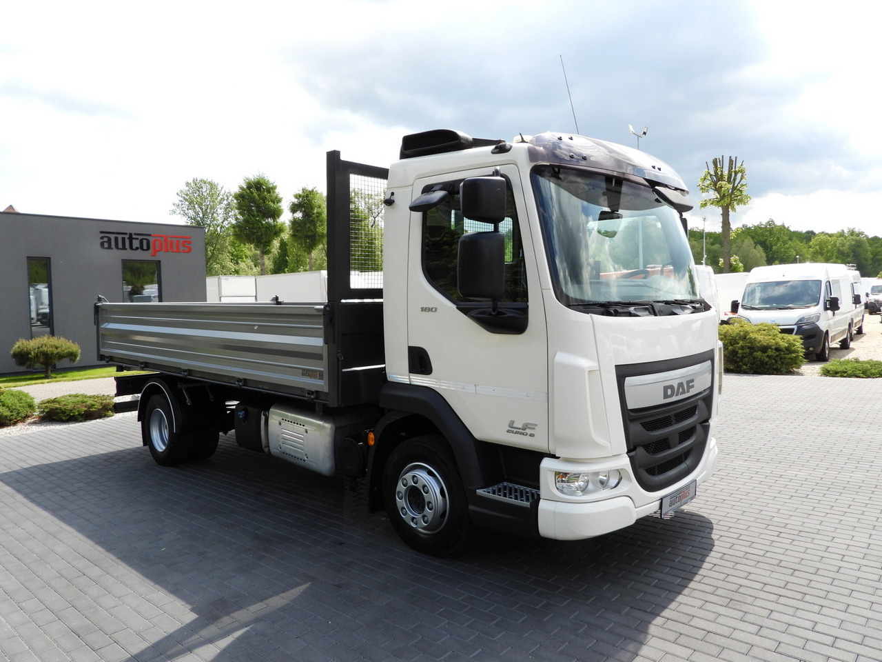 DAF LF 180 THREE-WAY TIPPER CRUISE CONTROL LED LIGHTS AUTOMATIC TRANSMISSION  TWIN WHEELS AIR CONDITIONING  180HP - Dodávka sklápěč: obrázek 4 DAF LF 180 THREE-WAY TIPPER CRUISE CONTROL LED LIGHTS AUTOMATIC TRANSMISSION  TWIN WHEELS AIR CONDITIONING  180HP - Dodávka sklápěč: obrázek 4