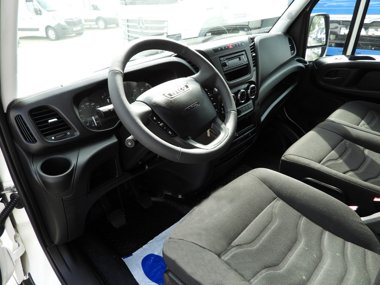 IVECO DAILY 35C17 BOX DELIVERY VAN 6 SEATS CRUISE CONTROL TWIN WHEELS AIR CONDITIONING 170HP - Dodávka: obrázek 2 IVECO DAILY 35C17 BOX DELIVERY VAN 6 SEATS CRUISE CONTROL TWIN WHEELS AIR CONDITIONING 170HP - Dodávka: obrázek 2
