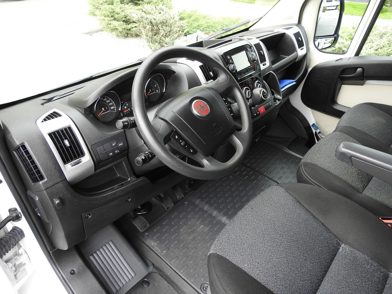 FIAT DUCATO BOX LIFT 8 PALLETS CRUISE CONTROL NAVIGATION AIR CONDITIONING LED LIGHTS 130HP - Dodávka skřín: obrázek 2 FIAT DUCATO BOX LIFT 8 PALLETS CRUISE CONTROL NAVIGATION AIR CONDITIONING LED LIGHTS 130HP - Dodávka skřín: obrázek 2