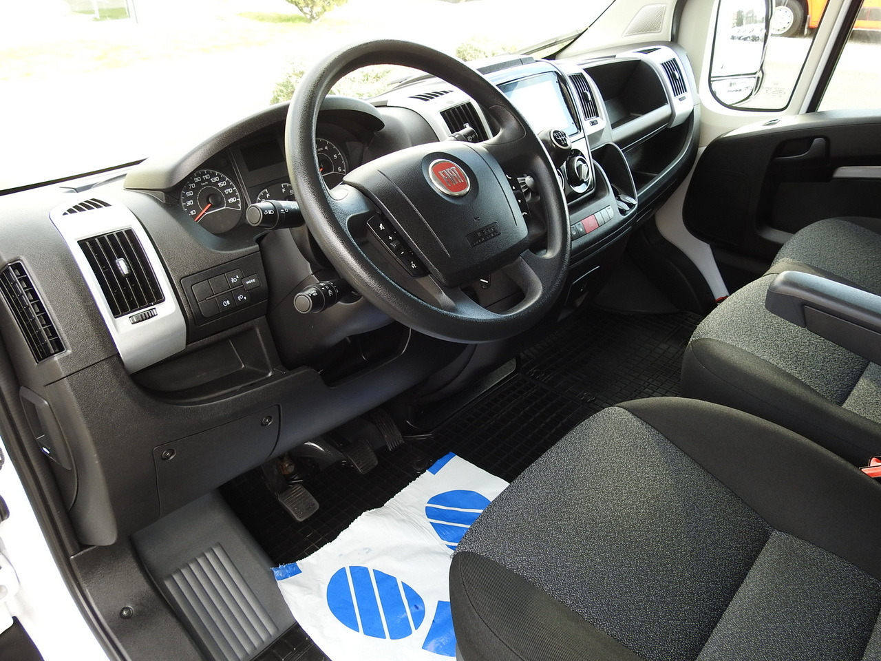 FIAT DUCATO BOX LIFT 8 PALLETS CRUISE CONTROL NAVIGATION LED LIGHTS AIR CONDITIONING 130HP - Dodávka skřín: obrázek 2 FIAT DUCATO BOX LIFT 8 PALLETS CRUISE CONTROL NAVIGATION LED LIGHTS AIR CONDITIONING 130HP - Dodávka skřín: obrázek 2