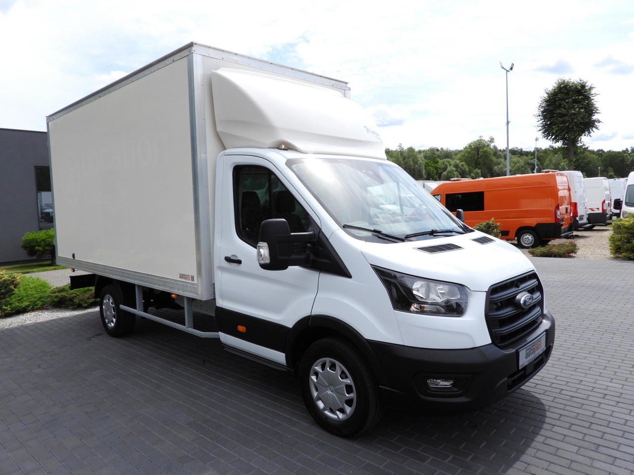 FORD TRANSIT BOX 8 PALLETS CRUISE CONTROL AIR CONDITIONING 130HP - Dodávka skřín: obrázek 4 FORD TRANSIT BOX 8 PALLETS CRUISE CONTROL AIR CONDITIONING 130HP - Dodávka skřín: obrázek 4