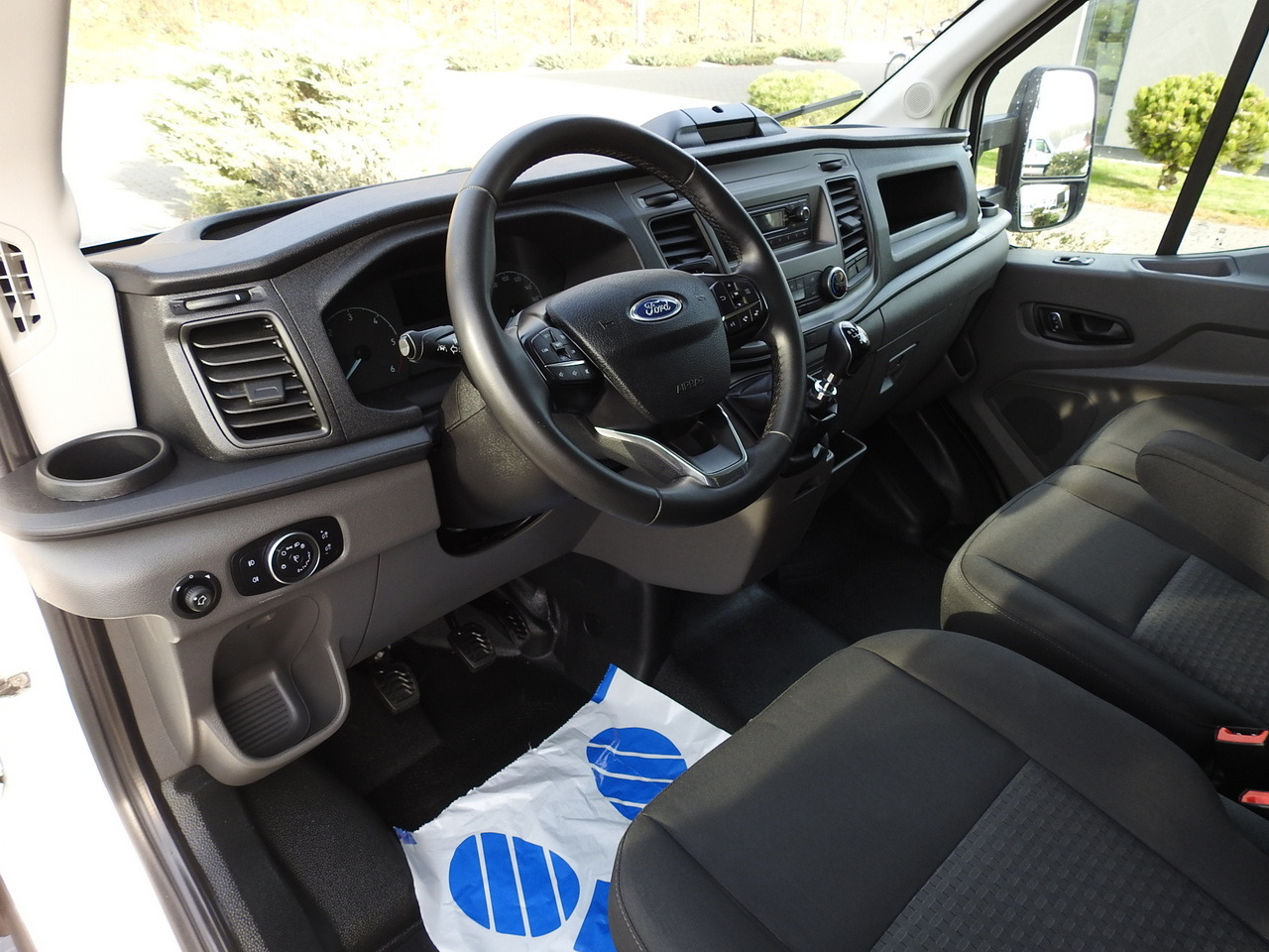 FORD TRANSIT BOX LIFT 8 PALLETS CRUISE CONTROL AIR CONDITIONING 130HP - Dodávka skřín: obrázek 2 FORD TRANSIT BOX LIFT 8 PALLETS CRUISE CONTROL AIR CONDITIONING 130HP - Dodávka skřín: obrázek 2