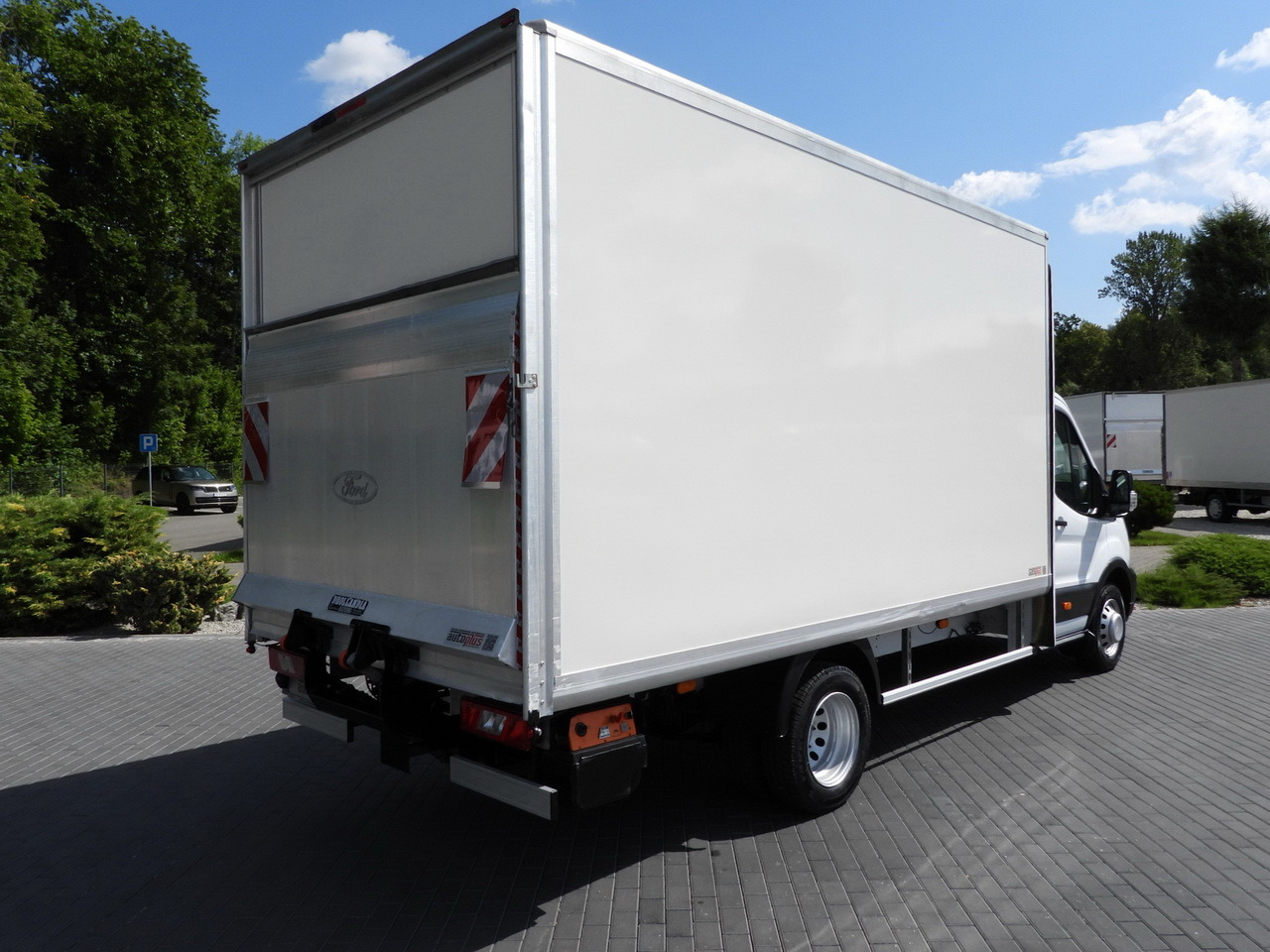 FORD TRANSIT BOX LIFT 8 PALLETS CRUISE CONTROL LED LIGHTS TWIN WHEELS AIR CONDITIONING 130HP - Dodávka skřín: obrázek 3 FORD TRANSIT BOX LIFT 8 PALLETS CRUISE CONTROL LED LIGHTS TWIN WHEELS AIR CONDITIONING 130HP - Dodávka skřín: obrázek 3