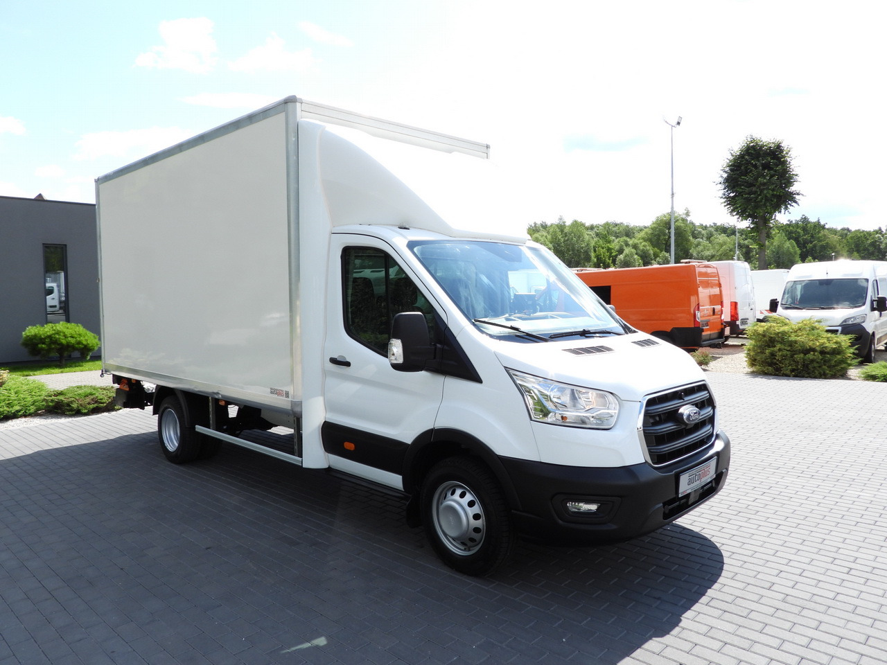 FORD TRANSIT BOX LIFT 8 PALLETS CRUISE CONTROL LED LIGHTS TWIN WHEELS AIR CONDITIONING 130HP - Dodávka skřín: obrázek 4 FORD TRANSIT BOX LIFT 8 PALLETS CRUISE CONTROL LED LIGHTS TWIN WHEELS AIR CONDITIONING 130HP - Dodávka skřín: obrázek 4