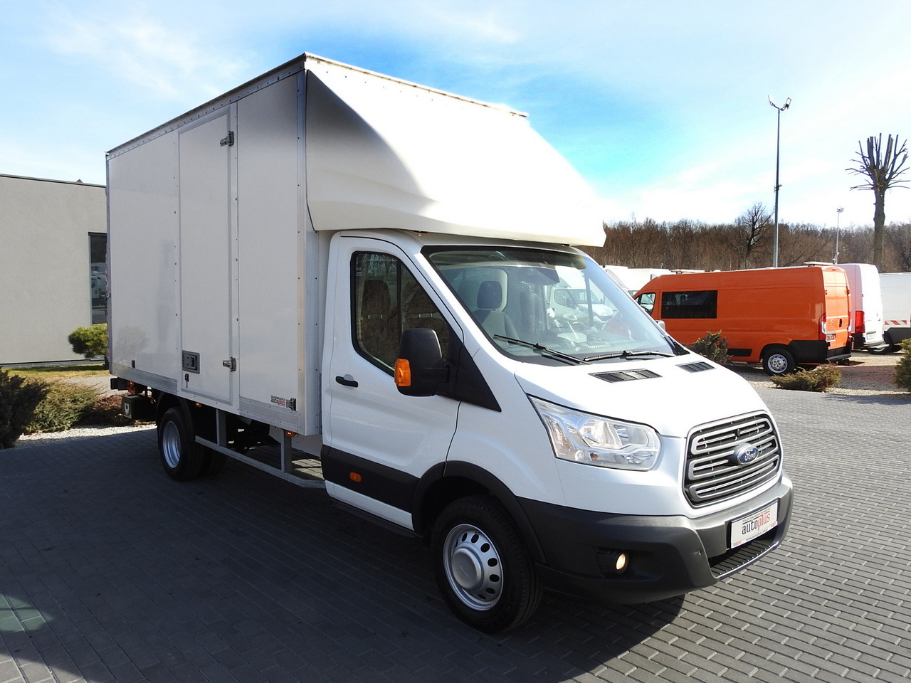 FORD TRANSIT  BOX LIFT 8 PALLETS CRUISE CONTROL LED LIGHTS TWIN WHEELS AIR CONDITIONING  170HP - Chladící dodávka: obrázek 4 FORD TRANSIT  BOX LIFT 8 PALLETS CRUISE CONTROL LED LIGHTS TWIN WHEELS AIR CONDITIONING  170HP - Chladící dodávka: obrázek 4