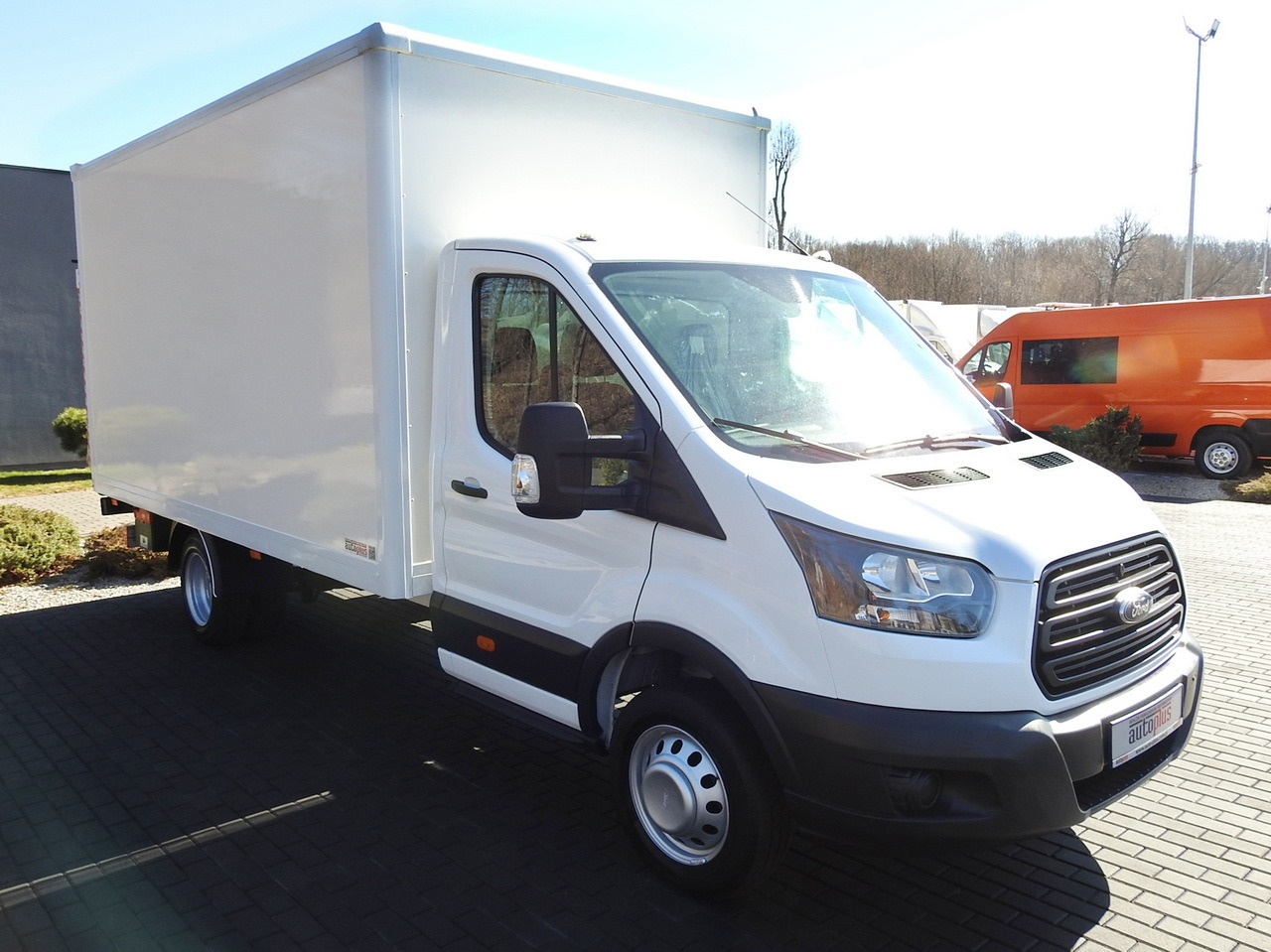 FORD TRANSIT BOX LIFT 8 PALLETS TWIN WHEELS AIR CONDITIONING 130HP - Dodávka skřín: obrázek 4 FORD TRANSIT BOX LIFT 8 PALLETS TWIN WHEELS AIR CONDITIONING 130HP - Dodávka skřín: obrázek 4
