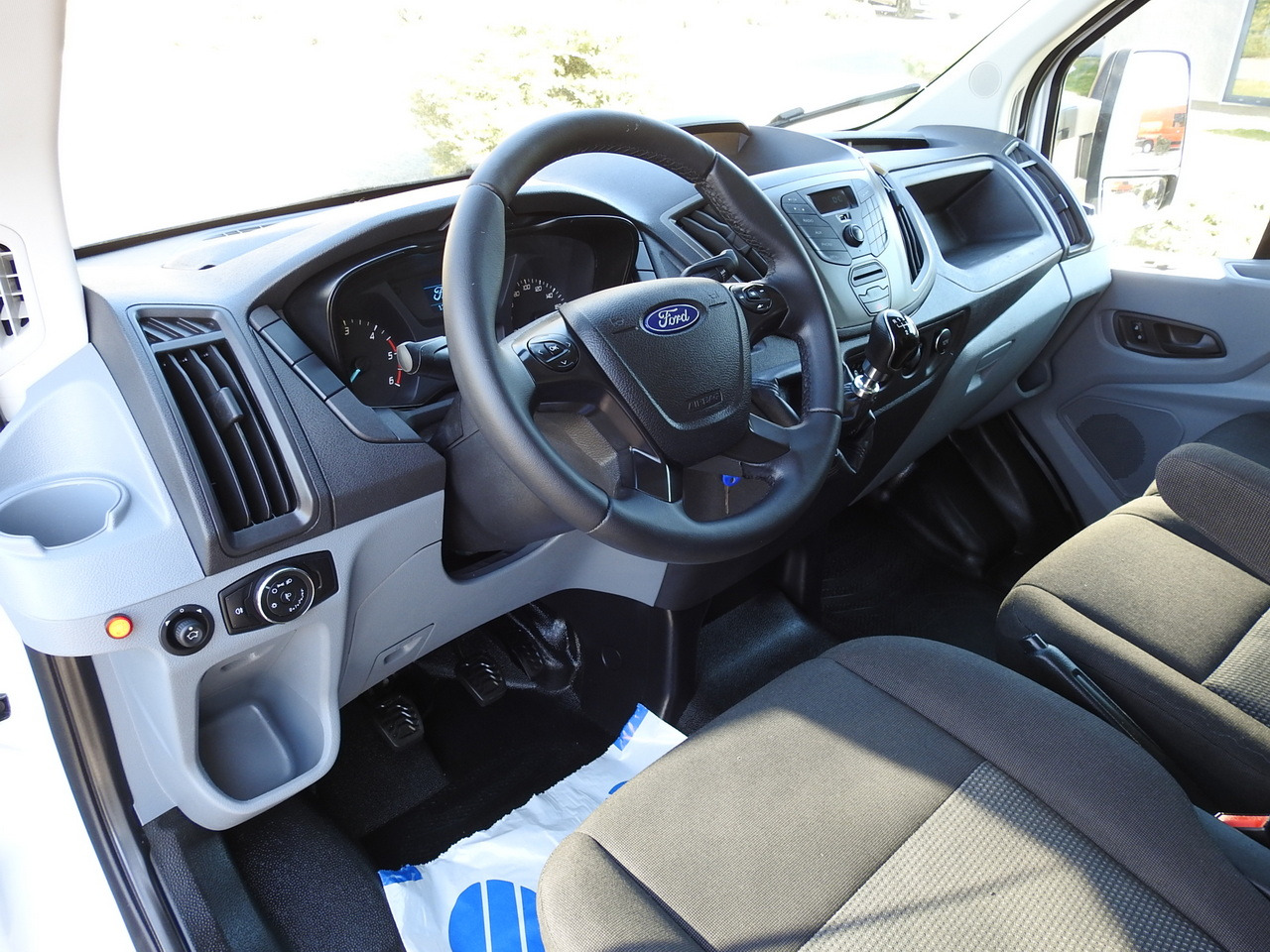 FORD TRANSIT BOX LIFT 8 PALLETS TWIN WHEELS AIR CONDITIONING 130HP - Dodávka skřín: obrázek 2 FORD TRANSIT BOX LIFT 8 PALLETS TWIN WHEELS AIR CONDITIONING 130HP - Dodávka skřín: obrázek 2