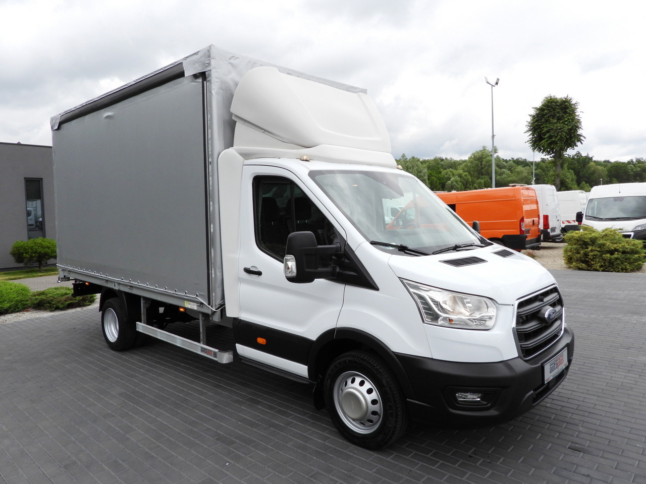 FORD TRANSIT TARPAULIN 8 PALLETS CRUISE CONTROL LED LIGHTS TWIN WHEELS AIR CONDITIONING 130HP - Plachtová dodávka: obrázek 4 FORD TRANSIT TARPAULIN 8 PALLETS CRUISE CONTROL LED LIGHTS TWIN WHEELS AIR CONDITIONING 130HP - Plachtová dodávka: obrázek 4