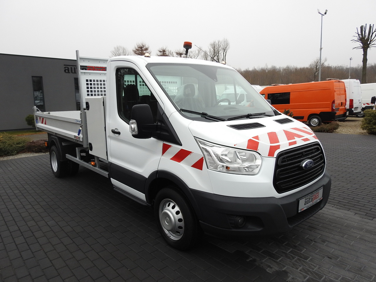 FORD TRANSIT TIPPER CRUISE CONTROL AIR CONDITIONING TWIN WHEELS  170HP - Dodávka sklápěč: obrázek 4 FORD TRANSIT TIPPER CRUISE CONTROL AIR CONDITIONING TWIN WHEELS  170HP - Dodávka sklápěč: obrázek 4