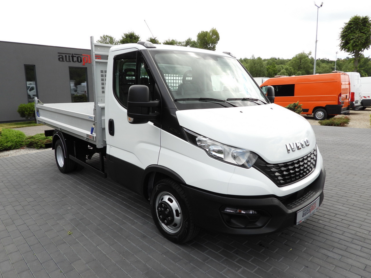 IVECO DAILY 35C14 CRUISE CONTROL TWIN WHEELS AIR CONDITIONING 140HP - Dodávka sklápěč: obrázek 4 IVECO DAILY 35C14 CRUISE CONTROL TWIN WHEELS AIR CONDITIONING 140HP - Dodávka sklápěč: obrázek 4