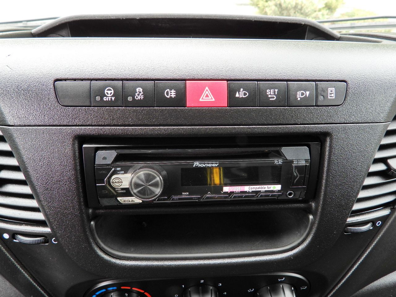 Dodávka sklápěč IVECO DAILY 35C14 TIPPER CRUISE CONTROL TWIN WHEELS 140HP: obrázek 35 Dodávka sklápěč IVECO DAILY 35C14 TIPPER CRUISE CONTROL TWIN WHEELS 140HP: obrázek 35