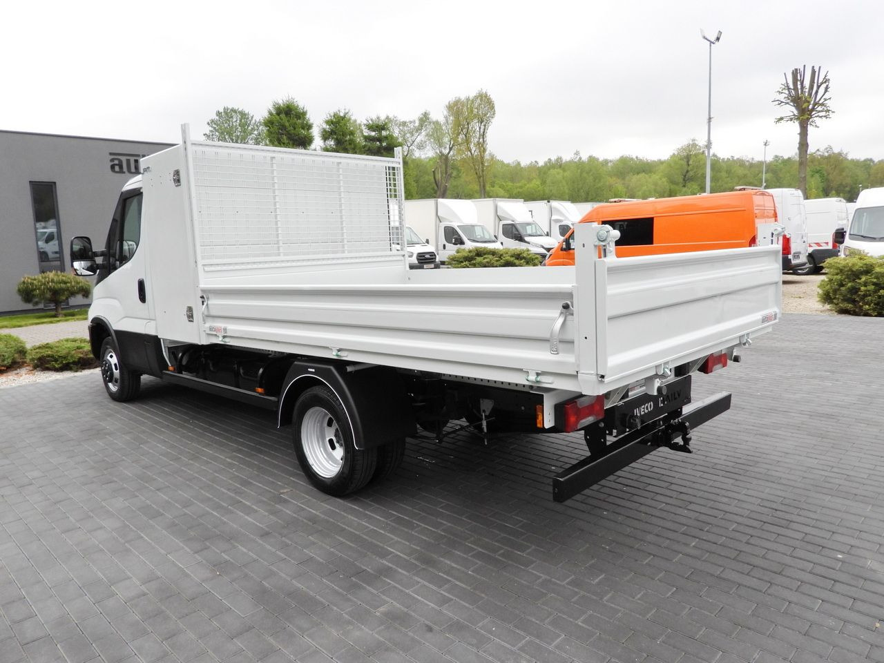 Dodávka sklápěč IVECO DAILY 35C14 TIPPER CRUISE CONTROL TWIN WHEELS 140HP: obrázek 9 Dodávka sklápěč IVECO DAILY 35C14 TIPPER CRUISE CONTROL TWIN WHEELS 140HP: obrázek 9