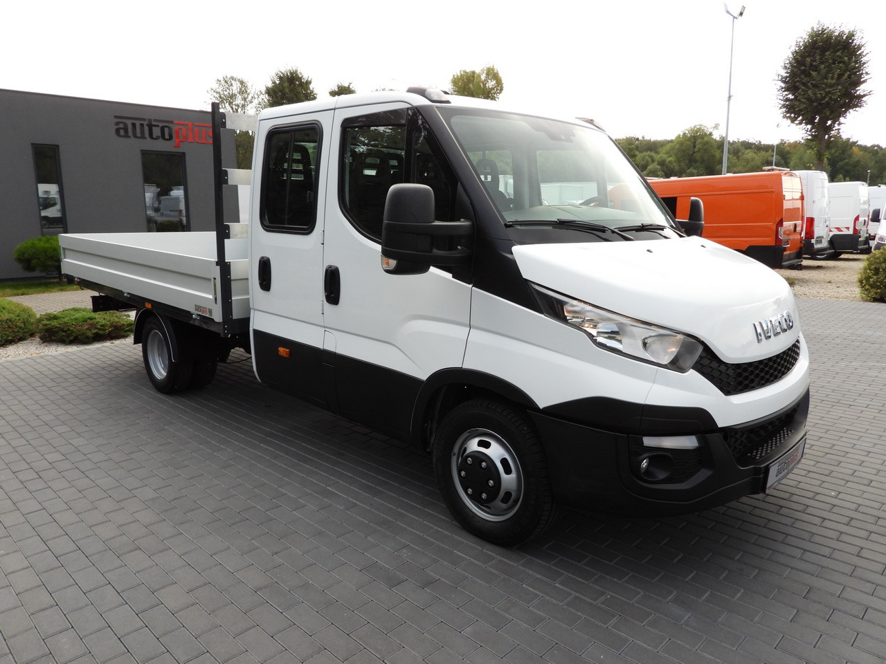 IVECO DAILY 35C17 STAKE BODY DOUBLE CABIN DOKA 7 SEATS CRUISE CONTROL TWIN WHEELS AIR CONDITIONING 170HP - Dodávka valník: obrázek 4 IVECO DAILY 35C17 STAKE BODY DOUBLE CABIN DOKA 7 SEATS CRUISE CONTROL TWIN WHEELS AIR CONDITIONING 170HP - Dodávka valník: obrázek 4