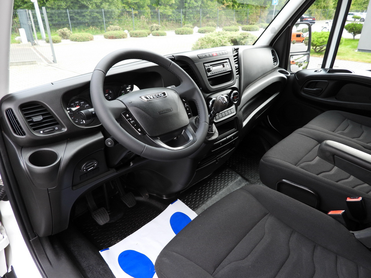 IVECO DAILY 35C17 STAKE BODY DOUBLE CABIN DOKA 7 SEATS CRUISE CONTROL TWIN WHEELS AIR CONDITIONING 170HP - Dodávka valník: obrázek 2 IVECO DAILY 35C17 STAKE BODY DOUBLE CABIN DOKA 7 SEATS CRUISE CONTROL TWIN WHEELS AIR CONDITIONING 170HP - Dodávka valník: obrázek 2