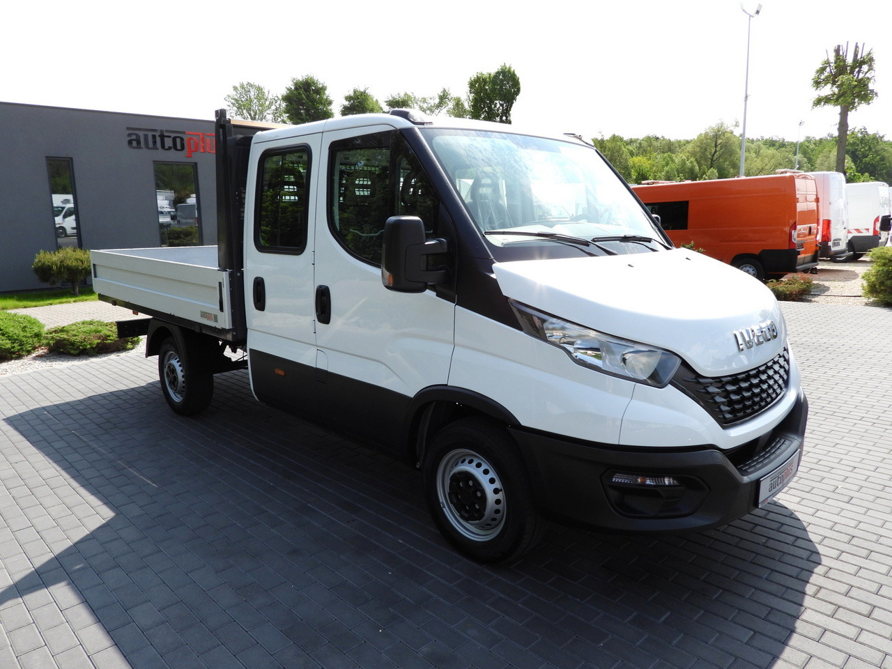 IVECO DAILY 35S12 STAKE BODY DOUBLE CABIN DOKA 7 SEATS AIR CONDITIONING 120HP - Dodávka s dvojitou kabinou: obrázek 4 IVECO DAILY 35S12 STAKE BODY DOUBLE CABIN DOKA 7 SEATS AIR CONDITIONING 120HP - Dodávka s dvojitou kabinou: obrázek 4