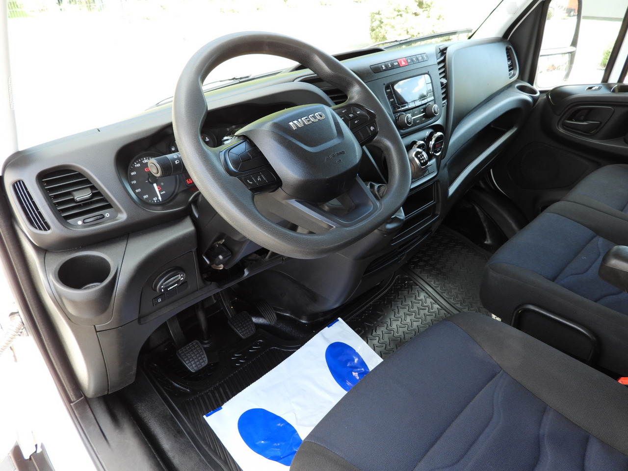 IVECO DAILY 35S14 STAKE BODY DOUBLE CABIN DOKA 7 SEATS CRUISE CONTROL AIR CONDITIONING 135HP - Dodávka valník: obrázek 2 IVECO DAILY 35S14 STAKE BODY DOUBLE CABIN DOKA 7 SEATS CRUISE CONTROL AIR CONDITIONING 135HP - Dodávka valník: obrázek 2